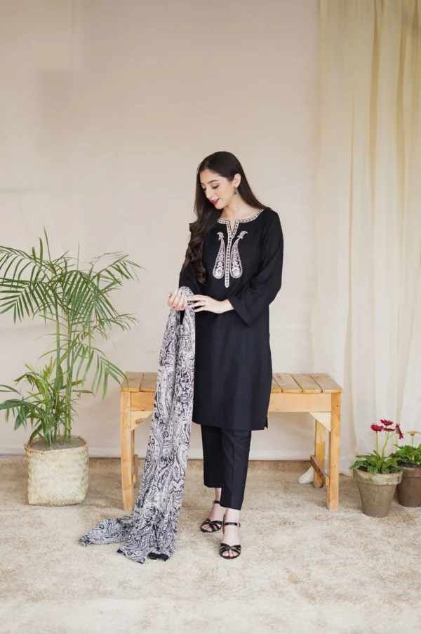 Kn1204 Asling-Winter 3PC Dhanak Embroidered Suit